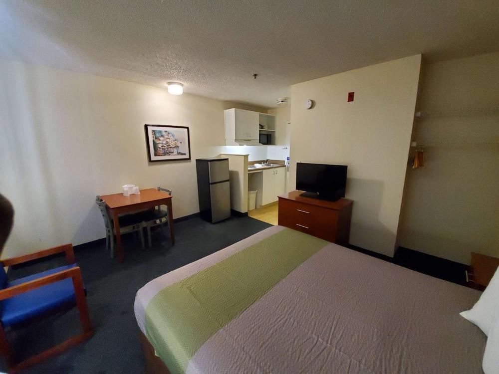 Deluxe Queen Room - Non-Smoking interior